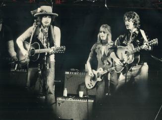 His rolling thunder revue making its way toward New York, Bob Dylan (left) last night took centre stage before 16,000 people at Gardens, accompanied b(...)