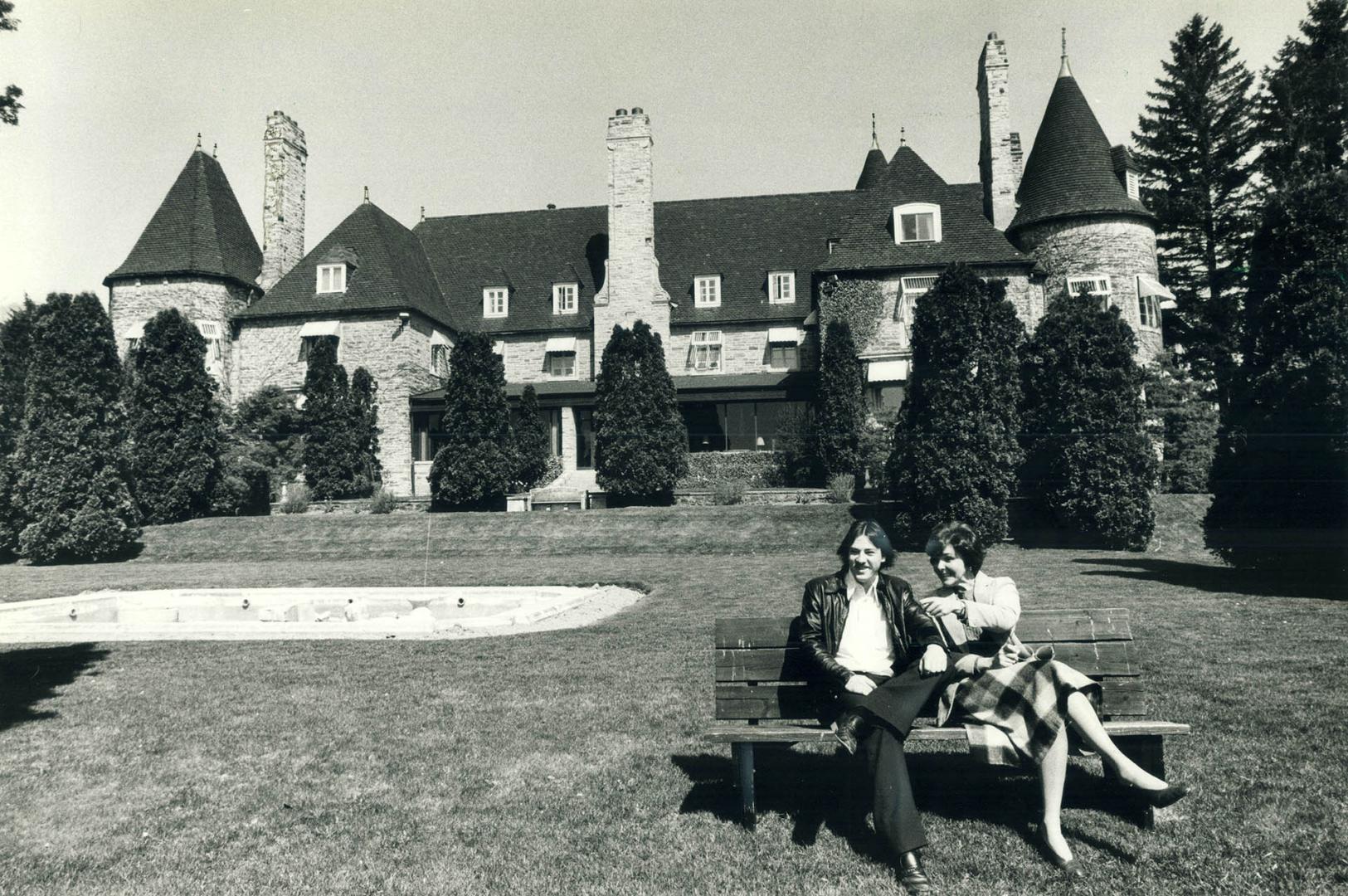 A unique hotel, operated by students learning the service trades, occupies the Norman chateau-style mansion built in the late 1930s as a retirement ho(...)