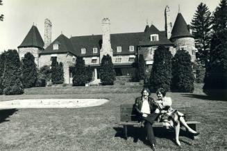 A unique hotel, operated by students learning the service trades, occupies the Norman chateau-style mansion built in the late 1930s as a retirement ho(...)
