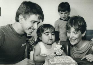 Happy 3rd birthday, Lindsay! As her parents Jim and Christine watch, Lindsay Eberhardt - who turned 3 yesterday - blows out the candle on her birthday(...)