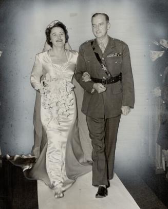 Col. Margaret Eaton is British officer's bride. Lieut.-Col. John Hubert Dunn, O.B.E. R.A.M.C., of London, Eng., and his bride, the former Col. Margare(...)