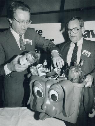 An appetite for garbage. Mayor Art Eggleton and recycling official Don Young demonstrate the blue box. Toronto households will start getting boxes thi(...)
