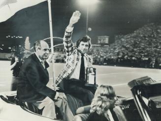 Boston Hockey star Phil Esposito was presented with Lou Marsh Trophy as Canada's outstanding athlete in 1972 during halftime of last night's Argo-Als (...)