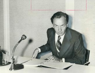 Investigating Step profits, Mr. Justice Willard Estey, of Ontario Court of Appeal is shown at third session of federal inquiry, which was held in Toro(...)