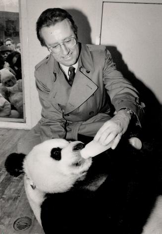 Let's do lunch. Mayor Art Eggleton got a noon visit yesterday from Gong Gong, a performing panda in the Great Circus of China that's at Maple Leaf Gardens through Sunday