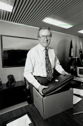 Packing it in. Toronto Mayor Art Eggleton starts packing some of his personal papers in preparation for his move the mayor's office Nov. 30, the day b(...)
