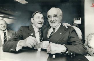 W.J. Pierik (left) and ex-RAF pilot Jan Falkowski hold special guilder note