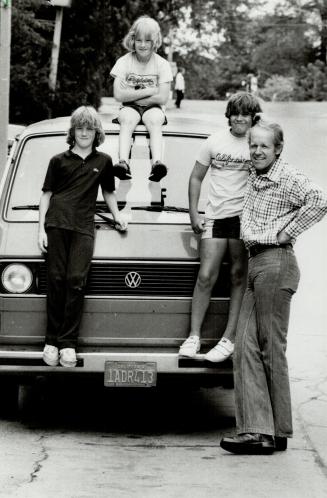 Yes, you did see him: MASH TV star Mike Farrell turned a few heads in Metro on the weekend as he passed through town in a van that's carrying his family on a cross- Canada vacation from Hollywood