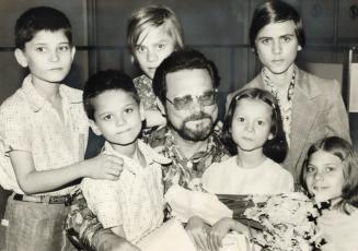 After a 37-hour journey on six different planes from Calcutta, Tony Field arrives at Toronto International Airport with his six orphaned nieces and ne(...)