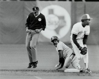 Ouch! Something was afoot. Tony Fernandez was sneaking toward second. It's a pickoff play. Texas runner Fred Manrique has to scamper back. He's safe, (...)