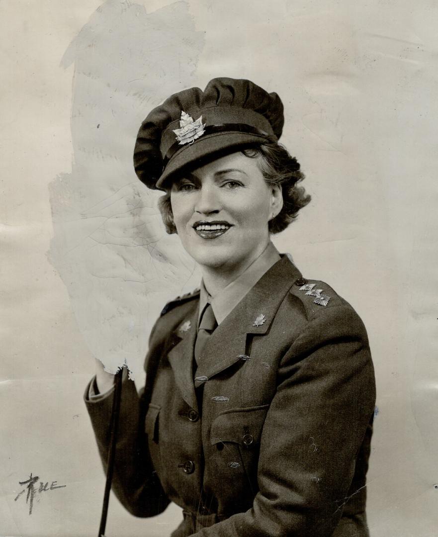 Gracie Fields, C.B.E., famous star of the music halls, now on tour under the auspices of the Navy League of canada, is first Honorary captain of the w(...)
