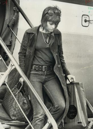 Toronto a step in Jane's tour. Actress-activist Jane Fonda stepped off a plane at Toronto Airport yesterday for a stopover on way to London, Ont., ant(...)