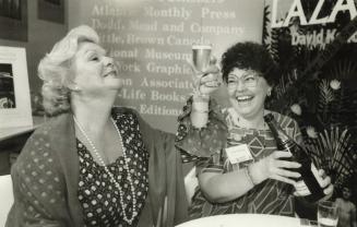 The life of Maureen Forrester. Maureen Forrester and Linda Mcknight (right), president of McLelland and Stewart, celebrate with a glass of bubbly yest(...)