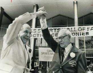 Welcome to Hall of Fame. Howard Wood, right, accepts congratulation from Canadian Sports Hall of Fame board chairman Harry E. Foster, after induction (...)