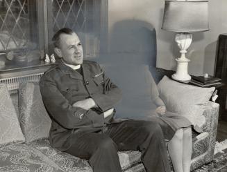 Letters from a prison camp to Mrs. Foote revealed the identity of Padre X, the man who chose to stay behind when troops were being evacuated after the(...)