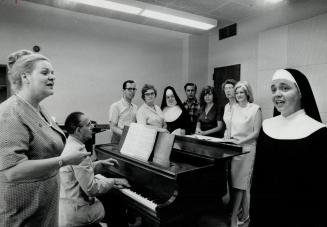 Every performer should teach, world-famous contralto Maureen Forrester believes, so she has been giving master classes at Royal Conservatory of Music.(...)