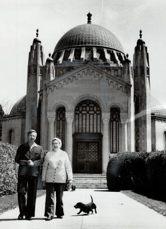The Tomb of Tom Foster, a former Toronto mayor, cost $250,000 to build in 1936, probably the equivalent of millions today. Visiting it are Gould Barto(...)