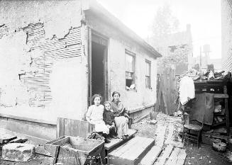Immigrant woman and children, rear of 18 William Street