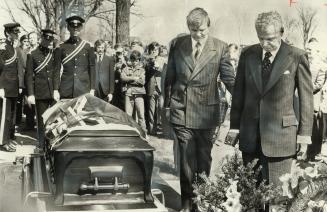 Ontario premier William Davis and former prime minister John Diefenbaker (right) bow their heads yesterday beside the coffin of Leslie Frost, Progress(...)