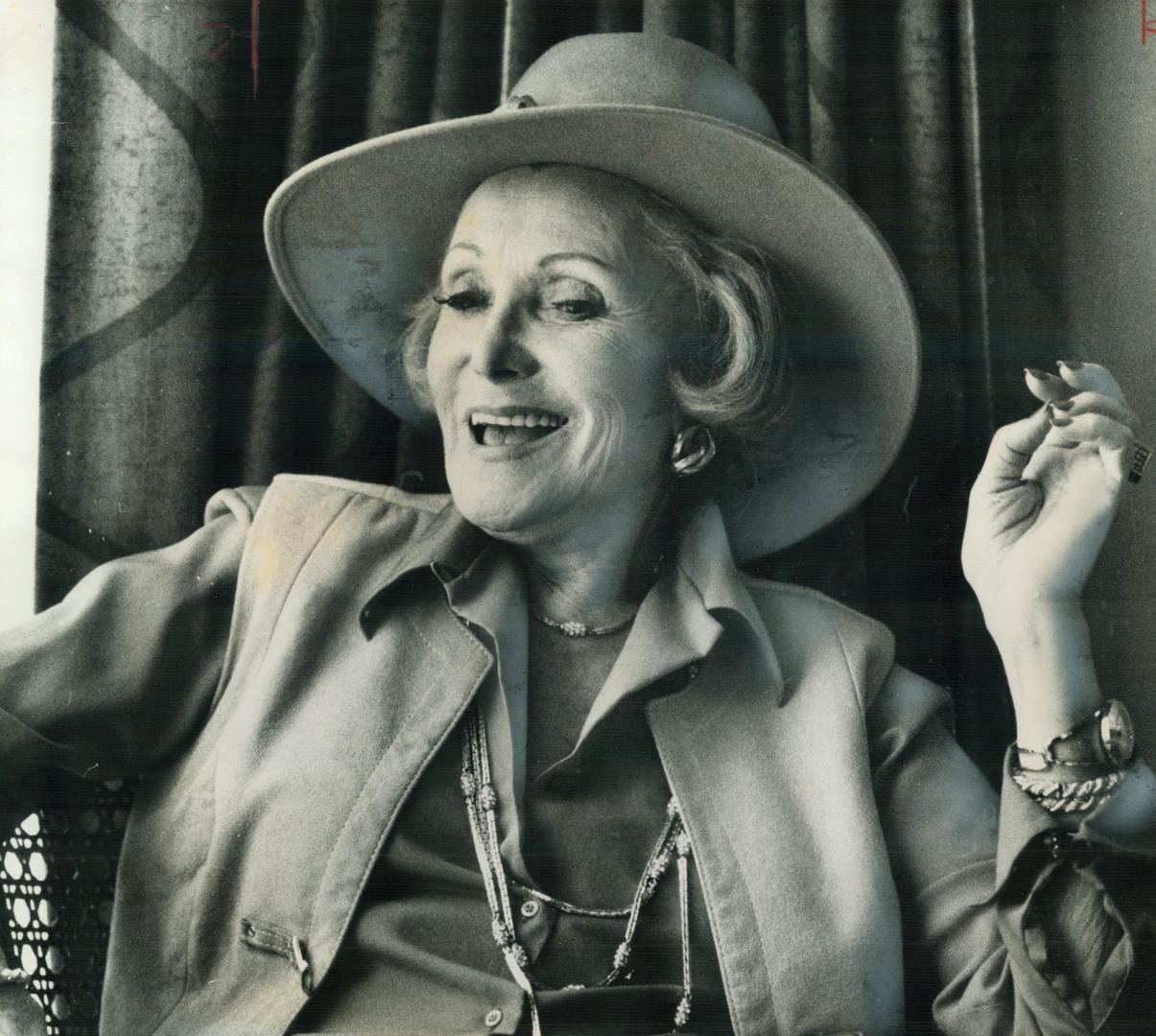 Dripping with diamonds and looking astonishingly well-preserved for a woman reputed to be 87, Jolie Gabor flew into town over the weekend to sell her (...)