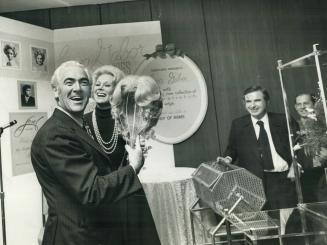 Ed Mannion receives wig as prize
