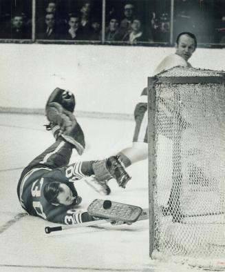 A sparkling save is made by Maple Leafs' goalie Bruce Gamble as he executes a back somersault to block shot on clear-cut breakaway by Red Wings' Gary (...)