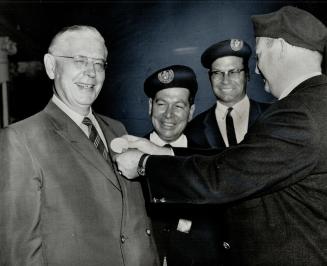 Veterans pin premier frost. Premier Frost has an honorary delegate's badge pinned on him by J. Gavin, president of the Army, Navy and Air Force Vetera(...)