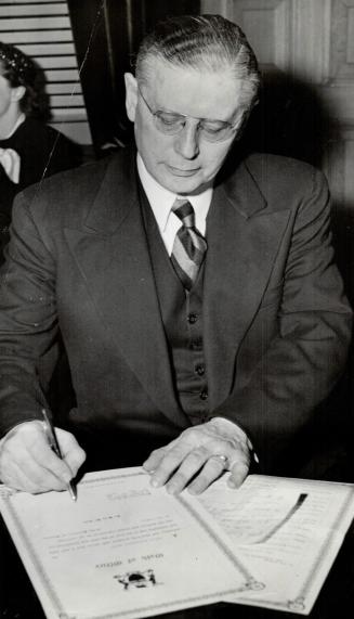 Queens Pk Les Frost signs Oath of office of premier