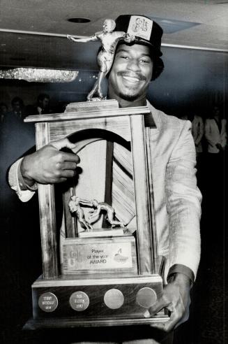 Argo leader. Bob Gaddis clutches Carling O'Keefe award yesterday after winning the points race for stardom in each game of the Argonaut season. He bea(...)