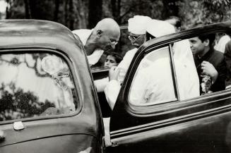 Gandhiji's arrival in Simla, Gandhiji alighting from the car outside Manorvilla, Simla, in 1945