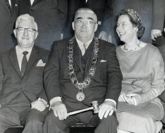 For the first time the gold chain of office of Metro chairman was worn when Fred Gardiner was sworn in yesterday