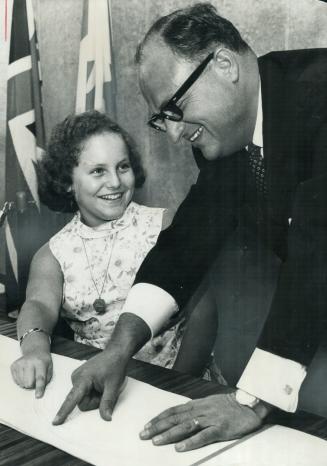 Mayor Givens shows his daughter his new office