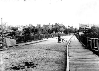 Huntley Street bridge