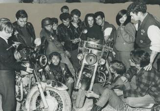 After a police raid on their party, which resulted in 62 members of Satan's Choice motorcycle club and friends paying $1,050 in fines, the cyclists st(...)