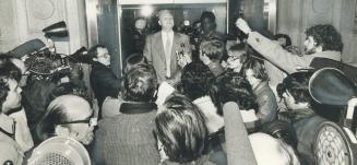 Metro police chief Harold Adamson (rear) talks to reporters moments after a suspect in downtown Toronto hostage-taking siege was captured last Monday.(...)