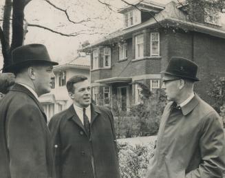 Good news: D. G. Farncomb (centre) hears happy report from Police Chief James Mackey (right): His 6-year-old daughter Mary, abducted for ransom on her way to school, has been found safe