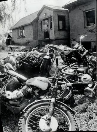 After police raid a pile of motorcycles (left) litters the lawn outside the markham township clubhouse of the Satan's Choice motorcycle club. Members (...)