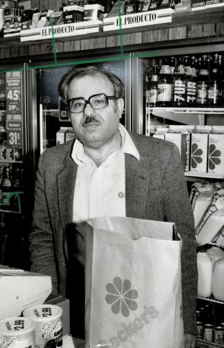Shopkeeper Noubar Toumisyan can understand why two armed bandits tied him up and took his money, but he can't figure out why they took his eyeglasses.(...)