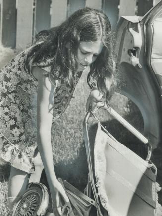 Eleven-year-old Christine Campbell, one of four other Campbell children, waits at home for news of her 17-month-old brother, Callum, abducted outside (...)