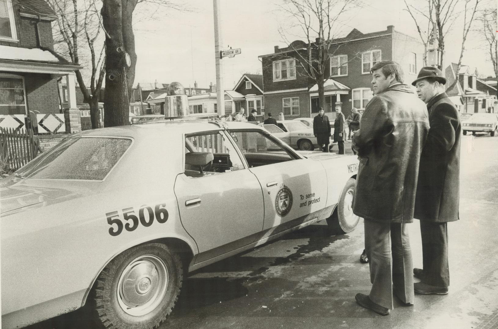 Shattered windows of cruiser are examined by police officers after the fatal shooting of Constable Leslie Maitland today at Drayton and Woodrow Aves. (...)