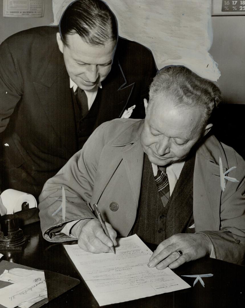 Walter Tutchie watches MacLean Sign Bond, Special to The Star, Hamilton, March 11-All I want to do first is to eat a good steak, Donald MacLean said t(...)