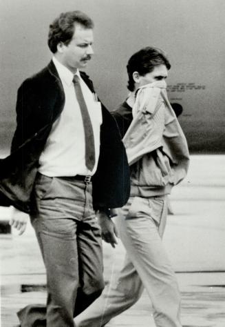 Suspect No. 7. Terry Lewis, right, one of seven suspects in the July 5 roadside slaying of nursing home owner Hanna Buxbaum, is escorted at London air(...)