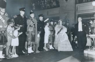 15 minutes late, Queen Elizabeth, the Queen Mother, arrived at the Royal York hotel last night for the dinner given the Toronto Scottish Regiment by t(...)