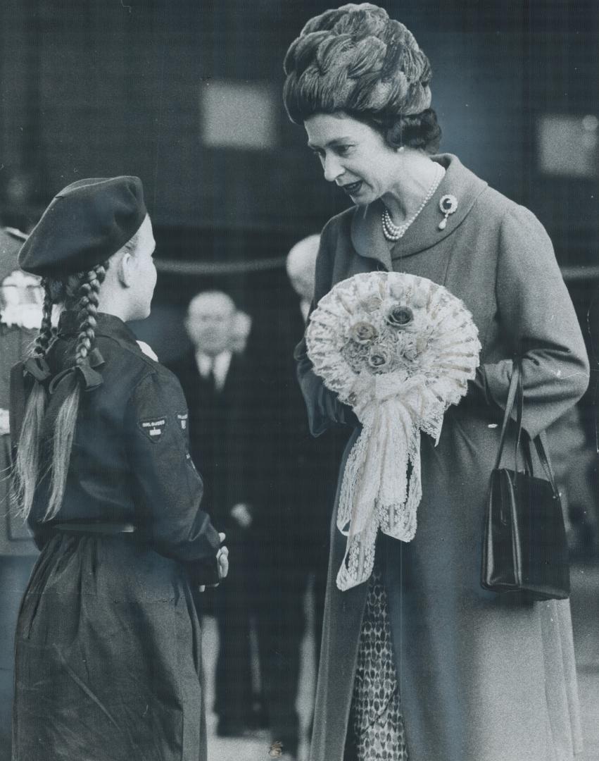 Everything comes up roses as the Queen receives a bouquet from 10-year-old Jennifer Mattinson, a Brownie, at the summerside air base. Jennifer was acc(...)