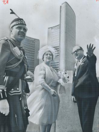 The Queen Mother, touring the new city hall with Mayor Philip Givens, got into the controversy of what to do with the south of Queen St. Asked if the (...)