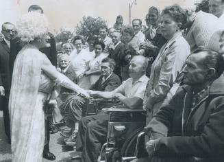 Queen Mother shakes the hand of veteran Geoffrey Lamb during tour of the Red Cross Society lodge at Sunnybrook hospital today. The Queen Mother had sp(...)