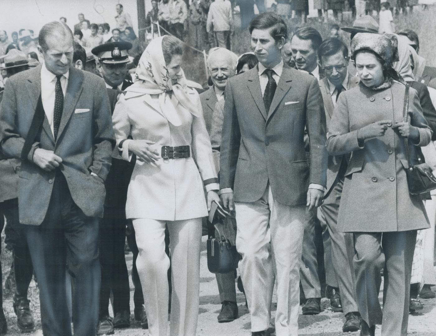 Wearing Pantsuits for protection from the blackflies, Queen Elizabeth (right) and Princess Anne walk through Fort Providence, Northwest Territories, w(...)