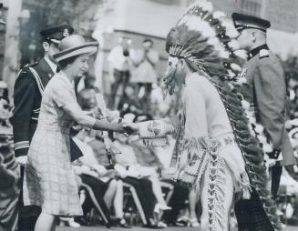 Queen Elizabeth with Chief David Ahenakew