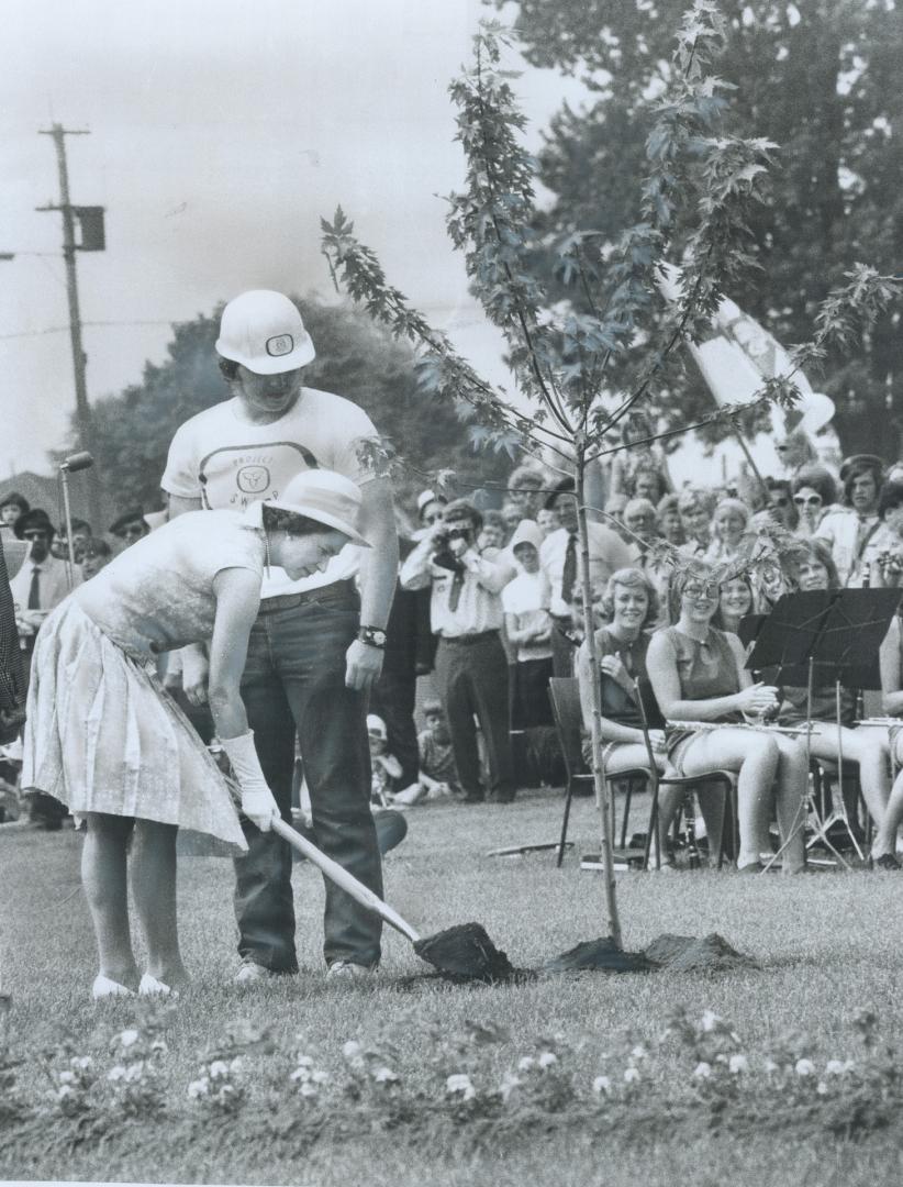 Queen Elizabeth wields a silver-plated shovel as she plants a silver maple tree in Ganaraska Conservation area at Cobourg today in commemoration of Co(...)