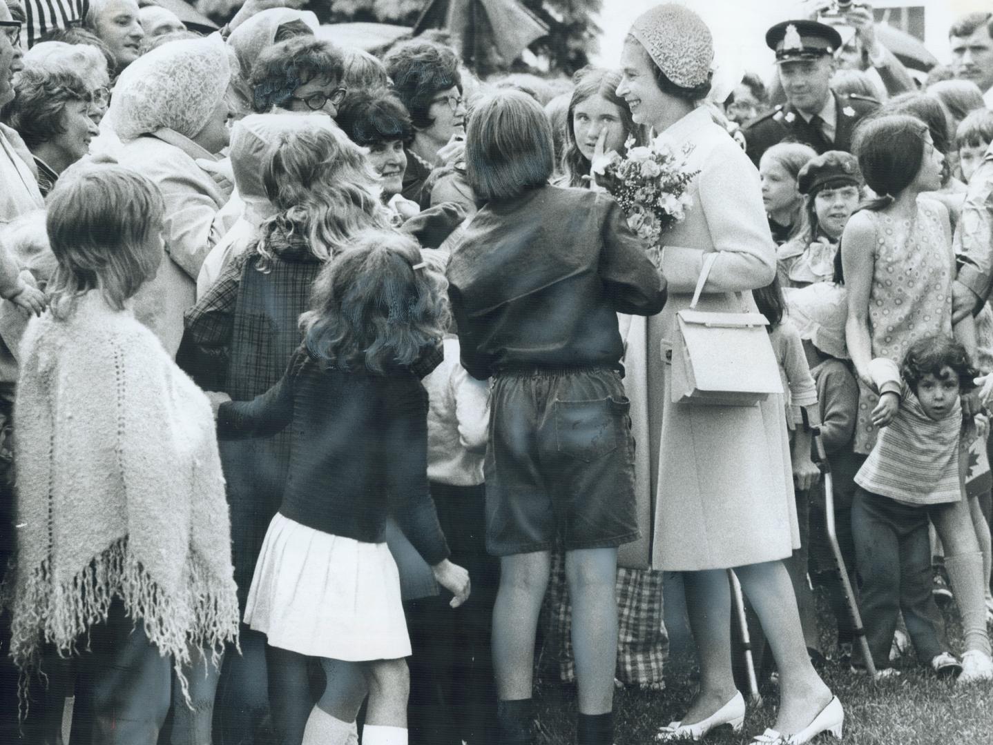 The Queen is surrounded by admirers yesterday in Victoria Park, named for her great-great-grandmother, in London, Ontario. Estimated 100,000 persons l(...)